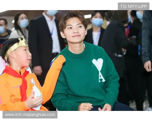 小球迷举牌致敬王霜,主场氛围温暖寒冬 小球迷举牌致敬王霜,主场氛围温暖寒冬