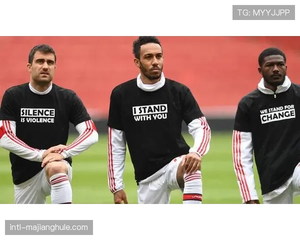 特写：英超俱乐部联合倡议，发起“足球反对歧视”主题月活动